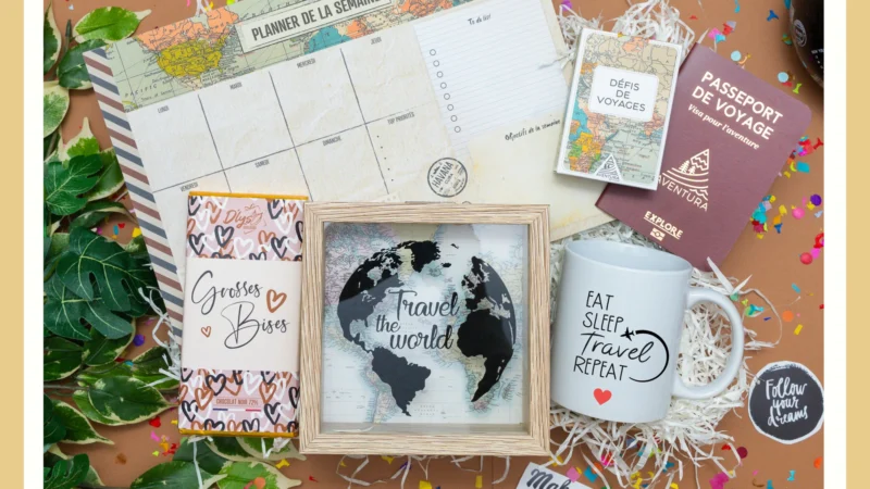 cadeau box voyage personnalisé comprenant une tirelire "travel the world", un planner de la semaine, un passeport notes, un jeu de cartes "défis de voyage" et une tablette de chocolat