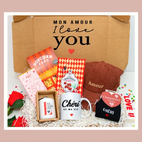 cadeau symbolique homme avec chaussettes 'Chéri', tablette de chocolat 'Je t'aime', bougie 'Live, Laugh, Love', cacahuètes, casquette en velours personnalisée 'Amour' et pop-corn