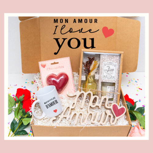 Cadeau amour : une box avec une composition florale romantique, comprenant un vase élégant contenant des fleurs et une bougie parfumée avec chaussettes pour femme enroulées en forme de coeur et decoration maison maison