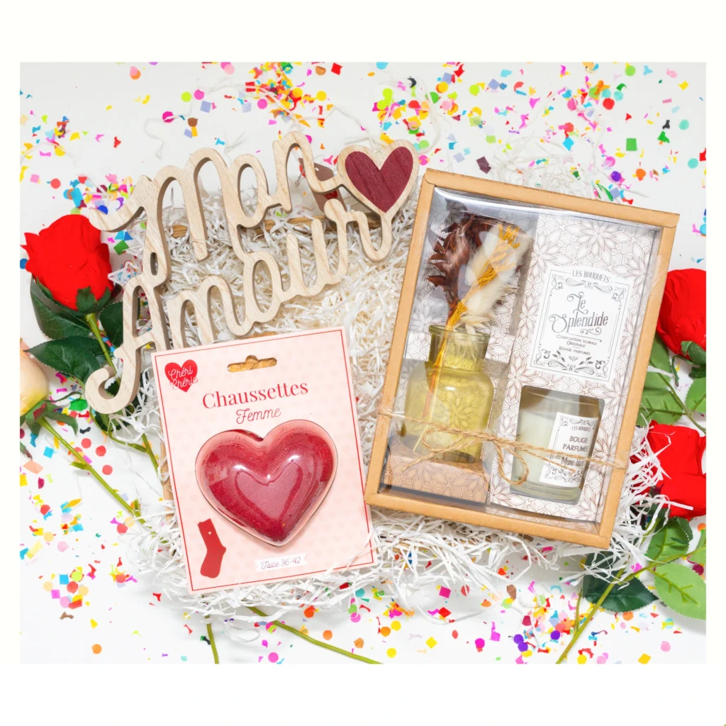 cadeau amour Composition florale romantique : Un vase élégant contenant des fleurs accompagné d'une bougie parfumée au centre. Des chaussettes pour femme enroulées forme de coeur ajoutent une touche chaleureuse. Une ambiance romantique avec des éléments décoratifs assortis