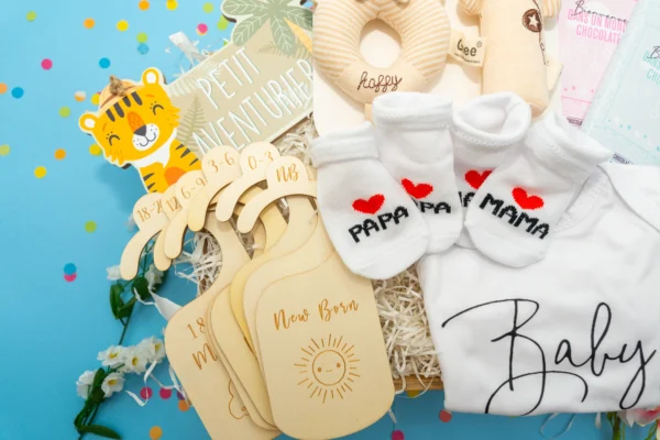 cadeau de naissnace personnalisé, separateur bois vetement beb, chaussetes papa et maman, body baby 2025