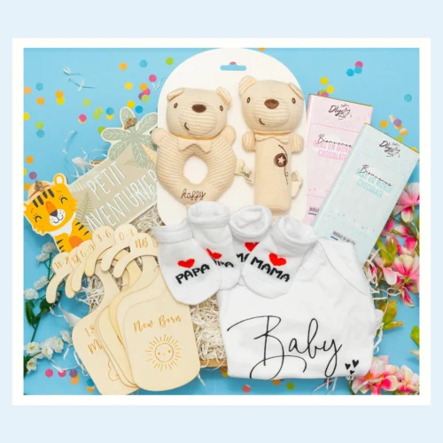 Cadeau de naissance personnalisé : séparateurs de penderie, plaque bébé, hochet de naissance, body bébé et chaussettes bébé.