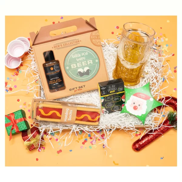 idée cadeau anniversaire homme avec kit gel douche , chaussettes hot dog , jeu de cart, chope