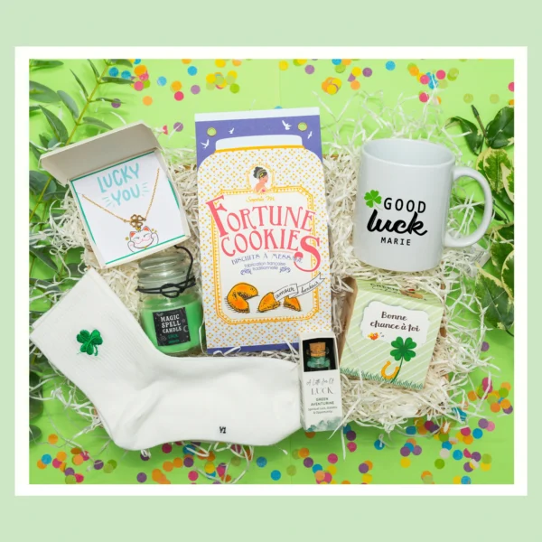 cadeau porte bonheur un coffret avec chaussette, cookie fortune, eco cube , bougie