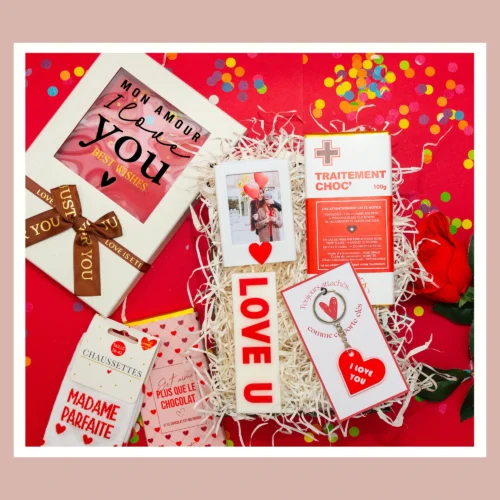 love box avec bougie love, cadre photo, porte cles et tablette chocolat