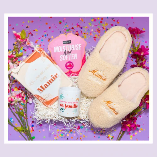 Box cadeau pour mamie incluant une décoration "La vie est belle chez Mamie", un masque relaxant pour les pieds, pantoufles personnalisé mamie chérie et bougie la vie est belle en famille